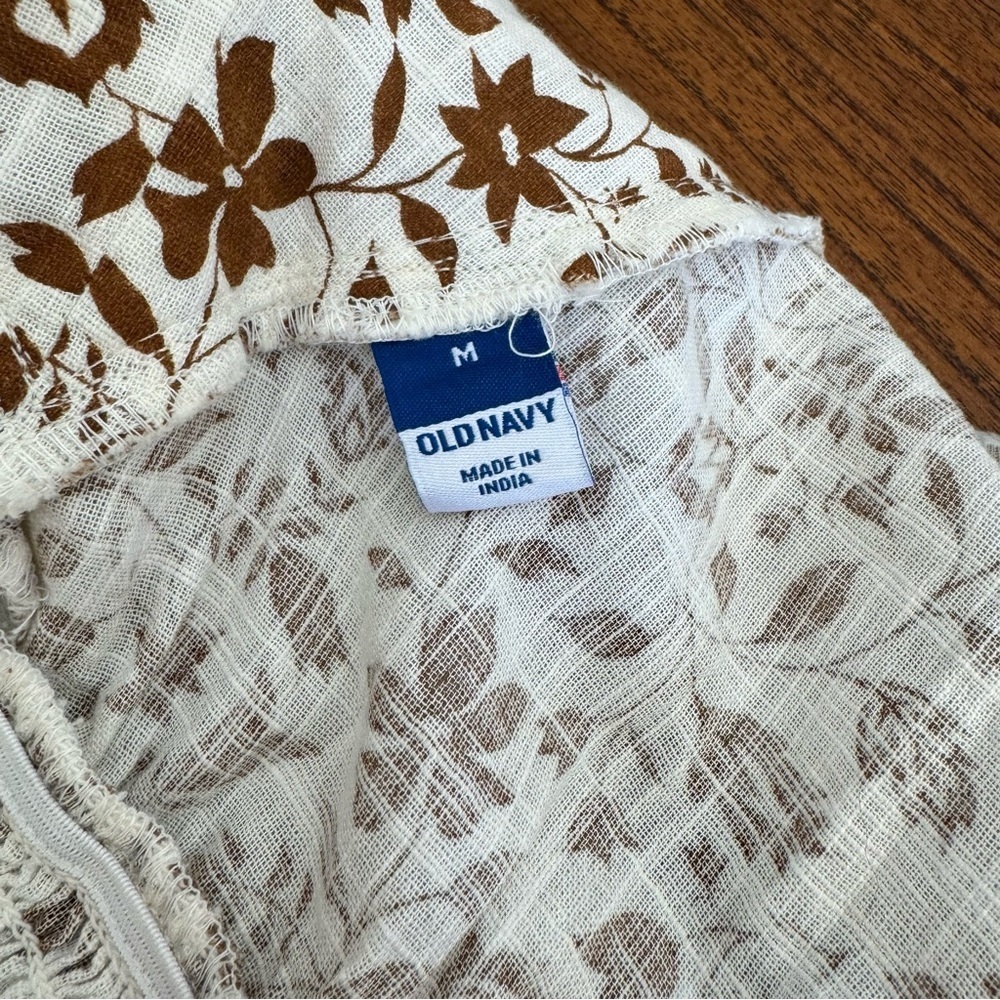 Flutter-Sleeve Floral V-Neck Tie-Back Top Size: M - Picture 6 of 16